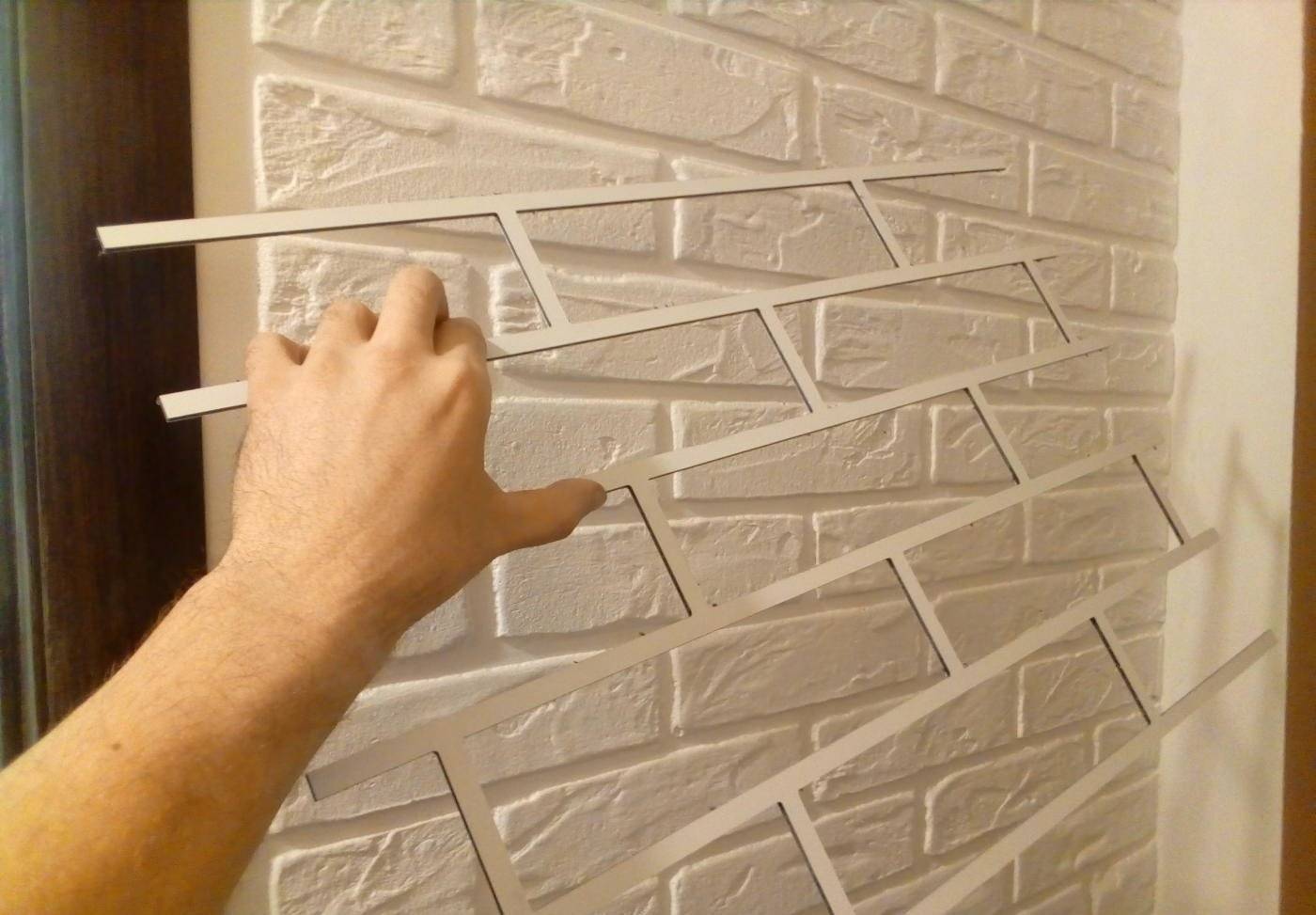 Декоративный кирпич из гипсокартона своими руками: видео уроки по имитации, как сделать и приклеить кирпичики, затирка кладки, чем покрасить стену