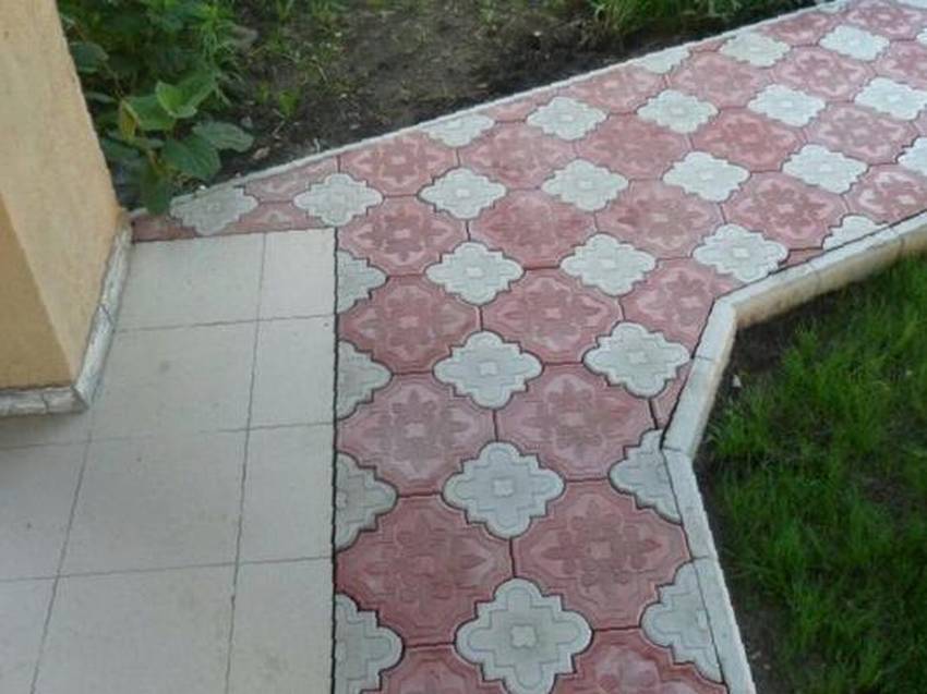 Как красиво оформить садовые дорожки из тротуарной плитки “Краковский клевер” – отличительные свойства плитки
