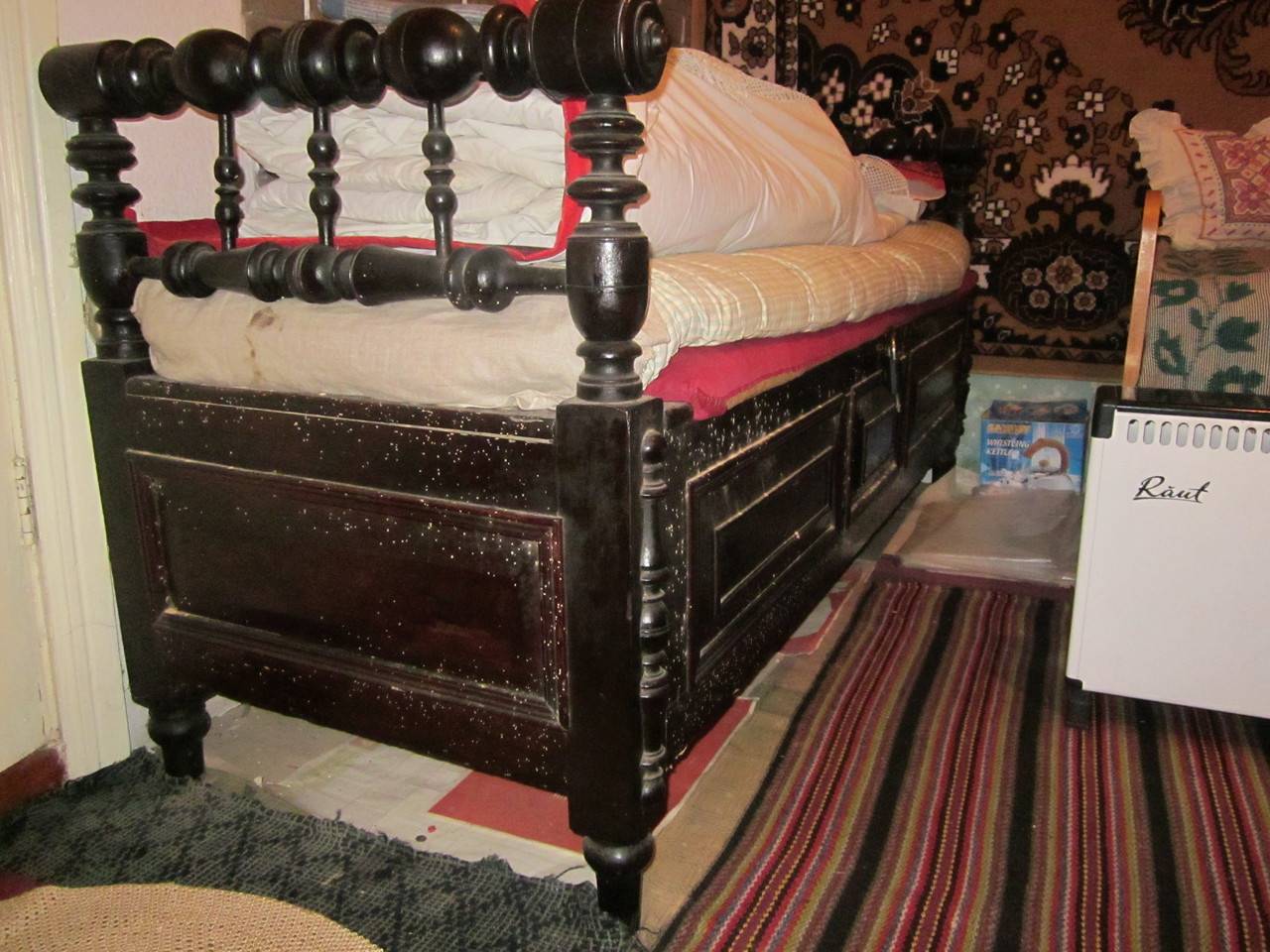 Способы реставрации старой кровати. Как обновить деревянное или железное ложе, матрас?