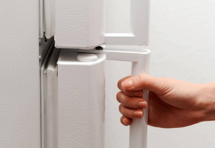Что делать, если не закрывается дверь холодильника