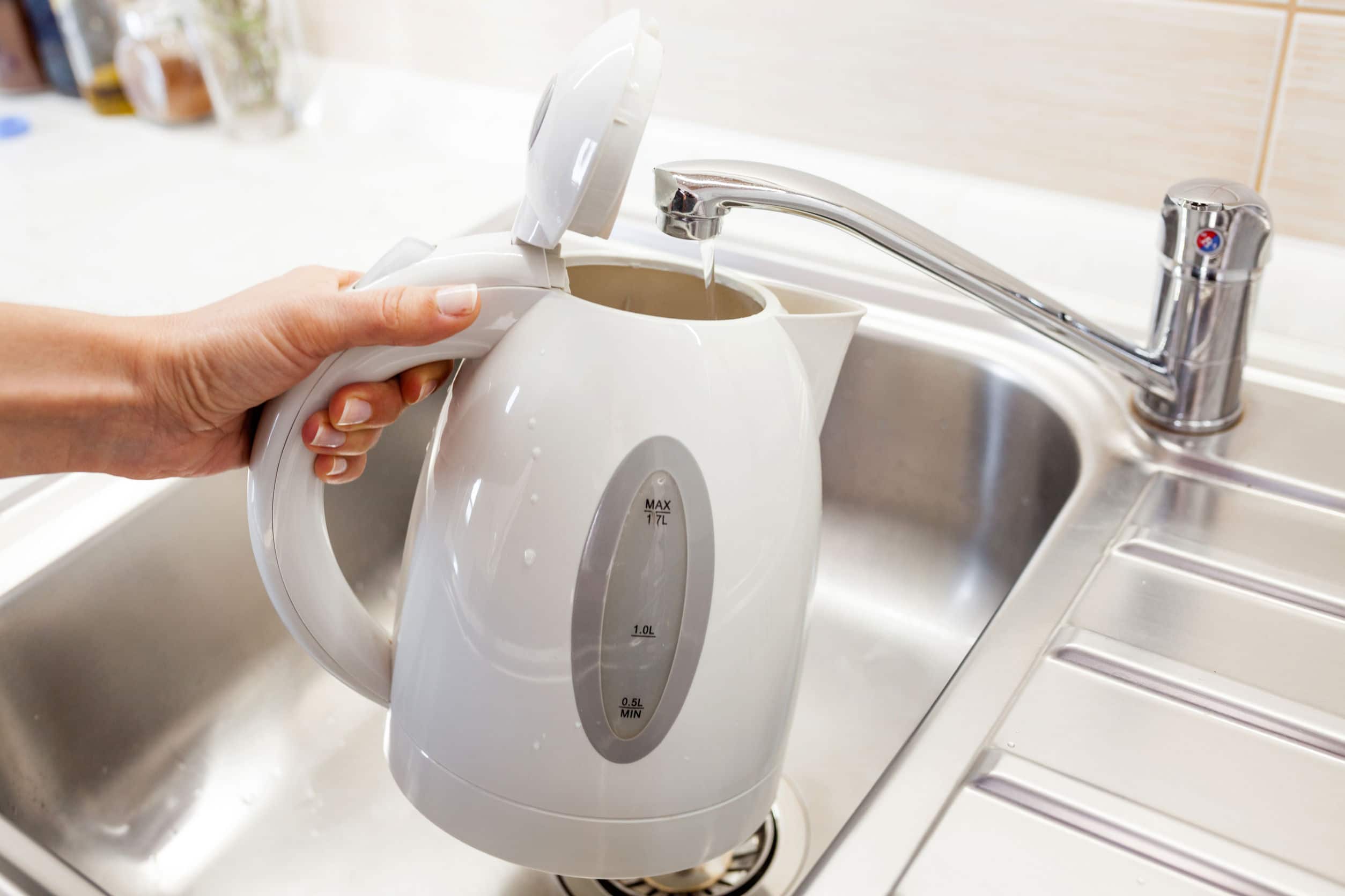 Как убрать запах в электрическом чайнике: проверенные средства