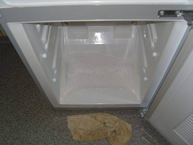 Почему течет холодильник, и как исправить эту поломку?