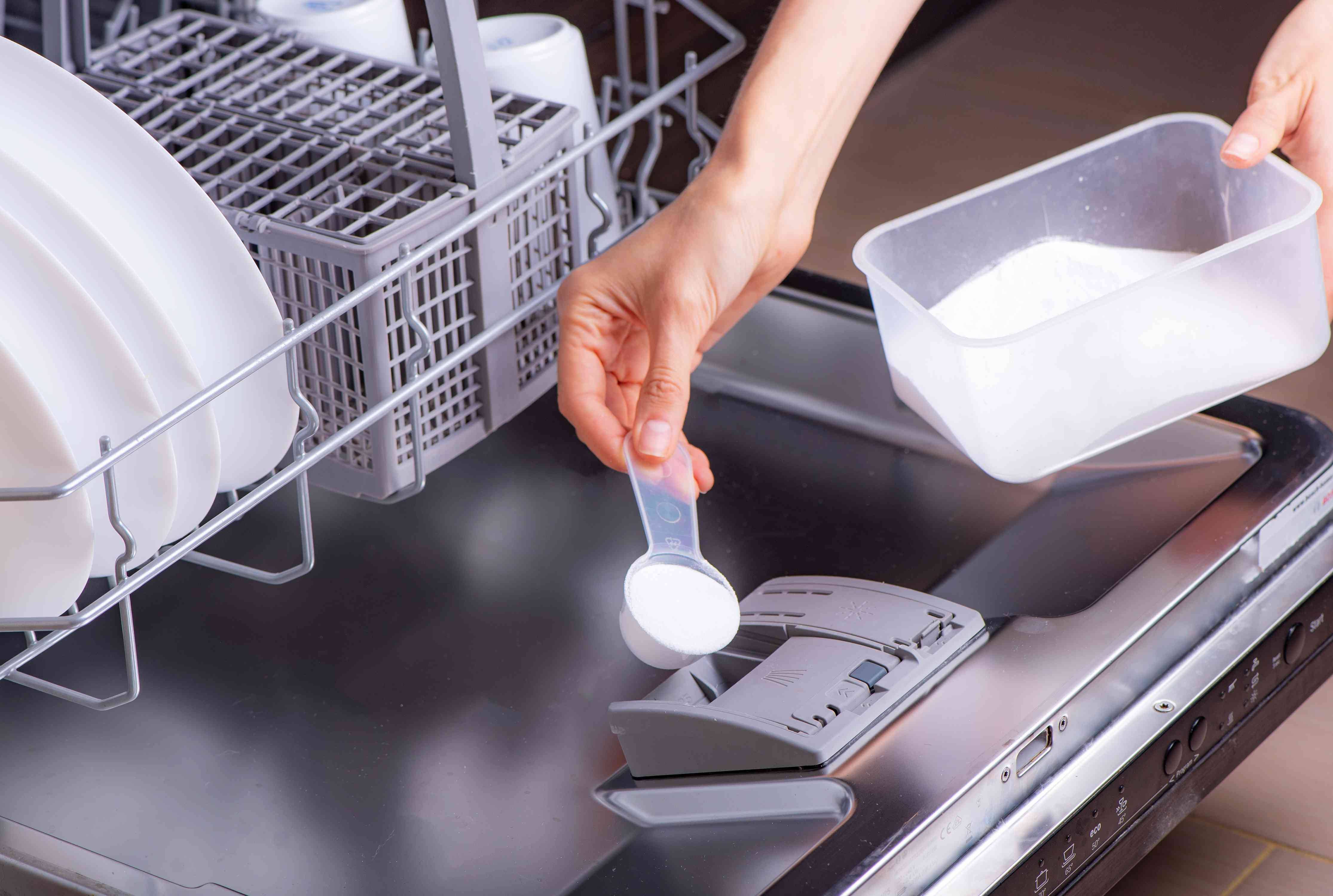 Как почистить посудомоечную машину?