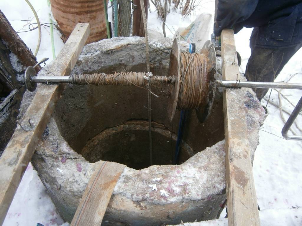 Чистка и ремонт колодцев из бетонных колец: канализационных, ремонтных, как отремонтировать смещение конструкции своими руками, технология, видео-инструкция, фото