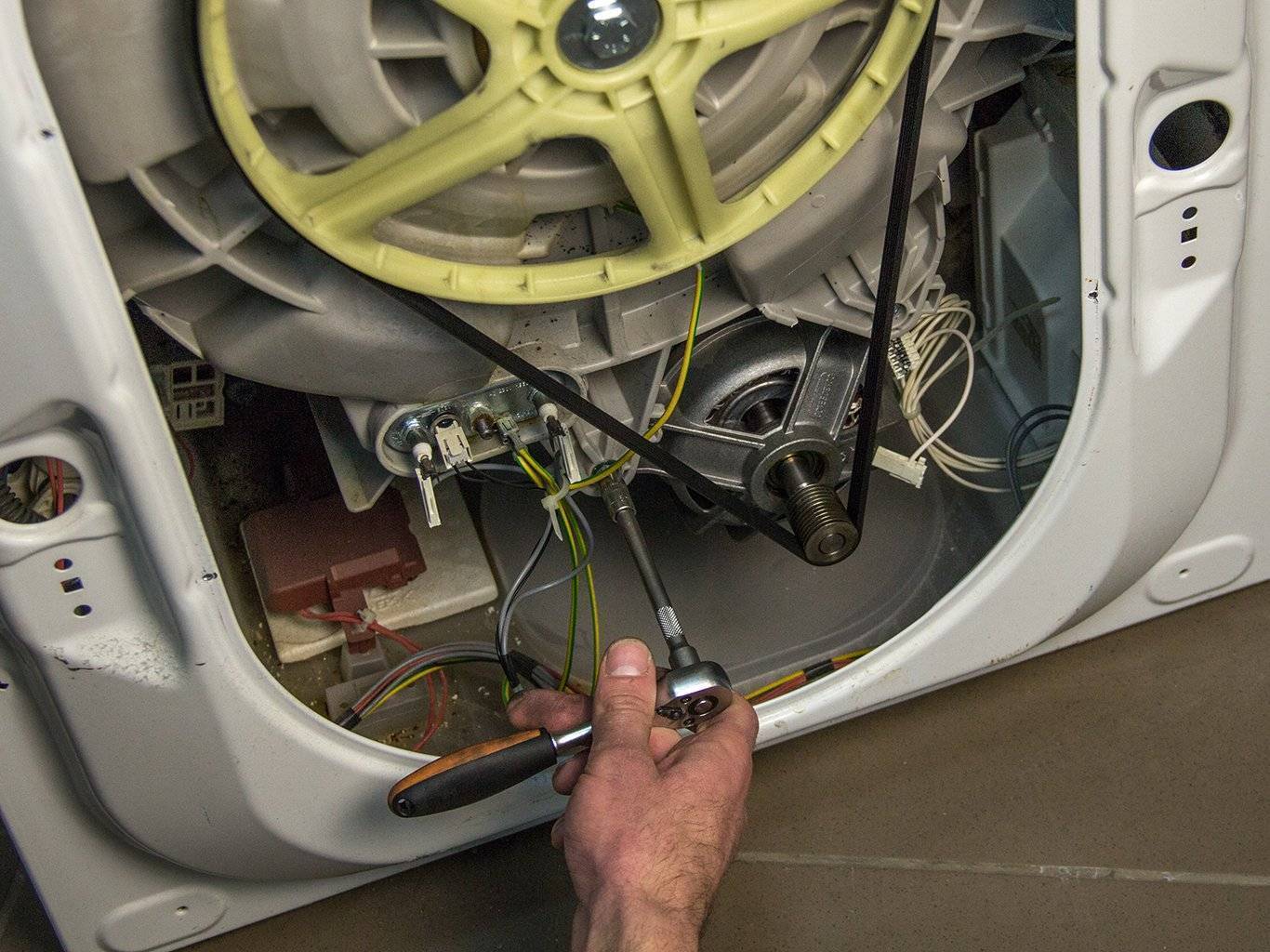 Как выполняется замена и ремонт двигателя стиральной машины?