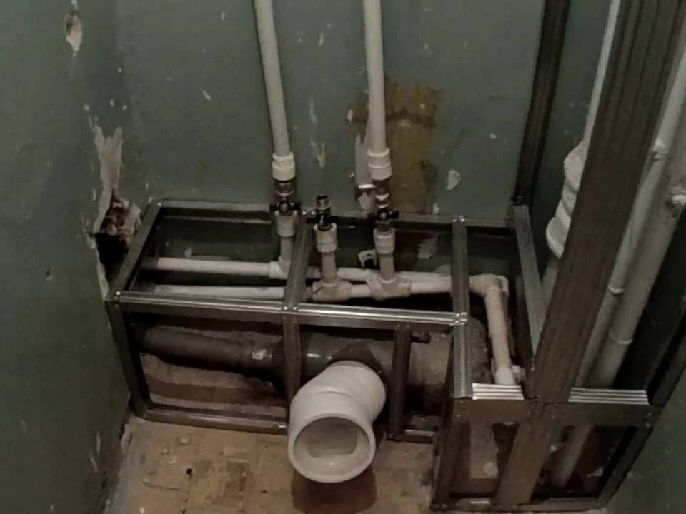 7 вариантов спрятать трубы в туалете и ванной, оставив доступ к ним