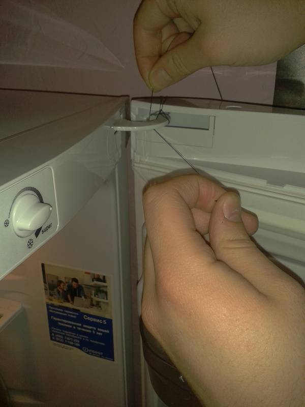 Не закрывается дверь холодильника: способы устранения неполвдок