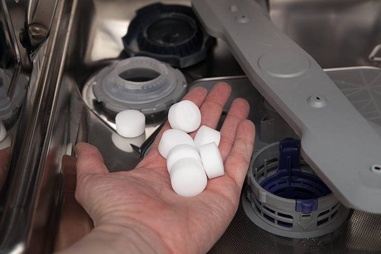 Сколько сыпать соли в посудомоечную машину