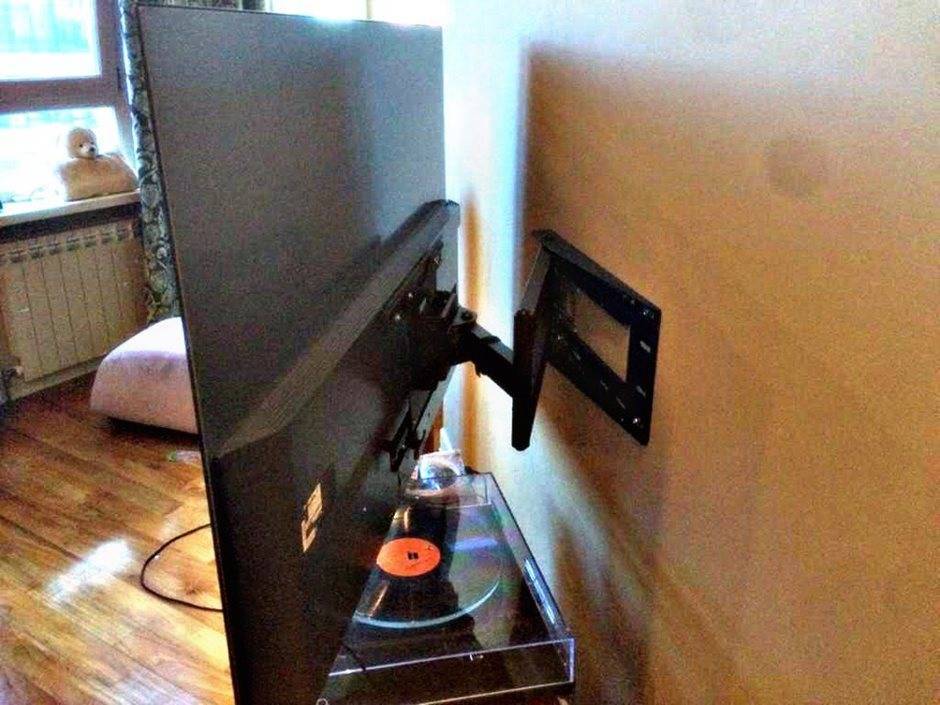 Как повесить телевизор на стене - с кронштейном и без - myprofnastil