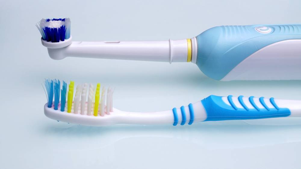 Какой щеткой лучше чистить зубы: обычной или электрической? | блог главврача стоматологии дентоспас