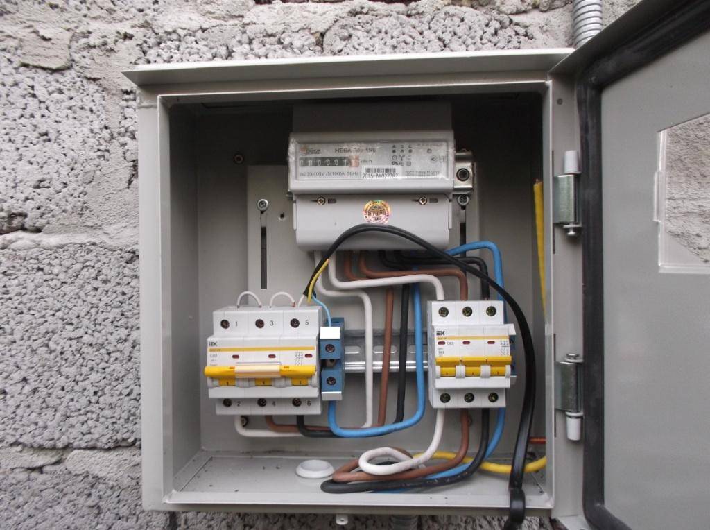 Ящик для счетчика электроэнергии уличный: комплектация, требования и выбор корпуса