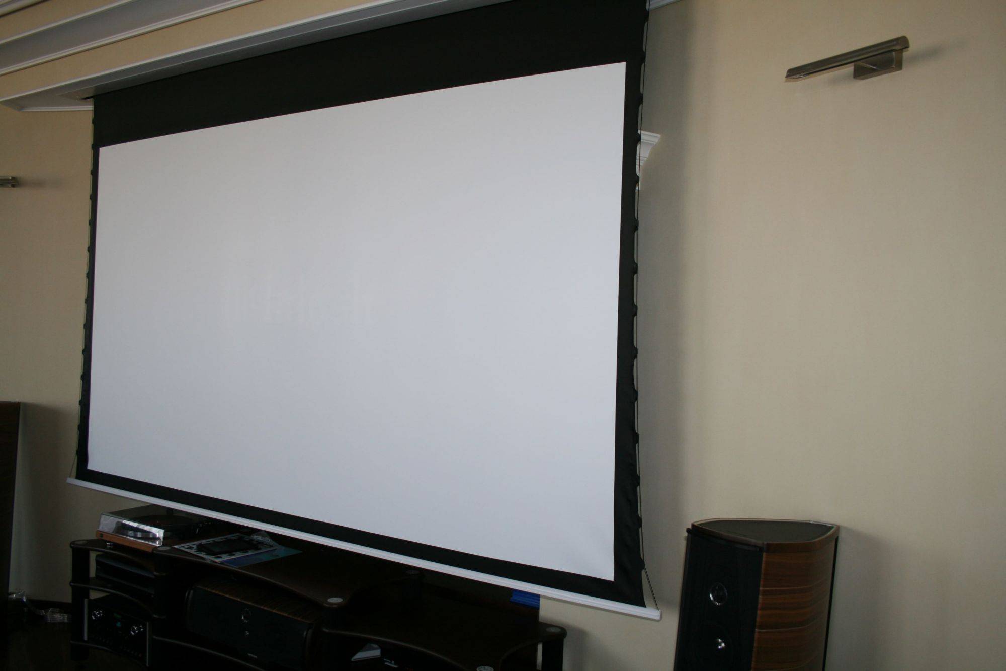 Экран для проектора своими руками: технология изготовления из ткани, специального материала или баннера