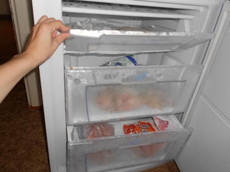 Не морозит холодильник: верхняя холодильная камера, а морозилка работает нормально, почему, в чем причина поломки, перестал, охлаждает (холодит), что делать, плохо, но свет есть, может быть, если гудит, способы устранения, сам включается, хорошо, часть