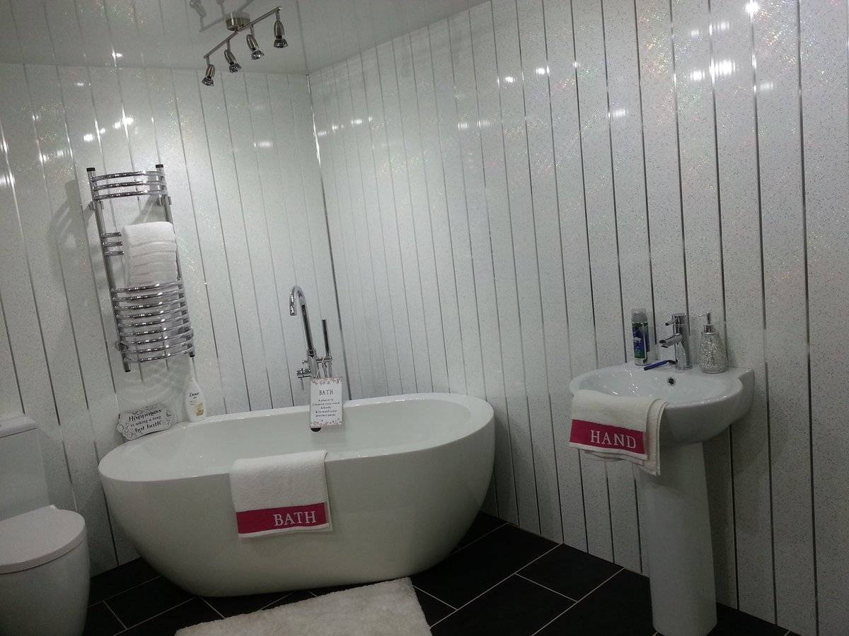 Ванная комната из пластиковых панелей: разновидности панелей + краткое руководство по отделке