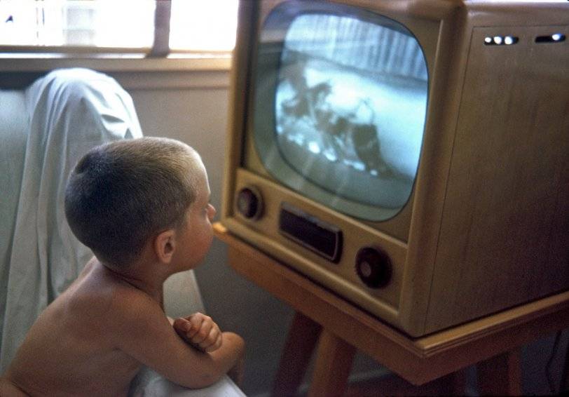 Можно ли смотреть телевизор грудным детям